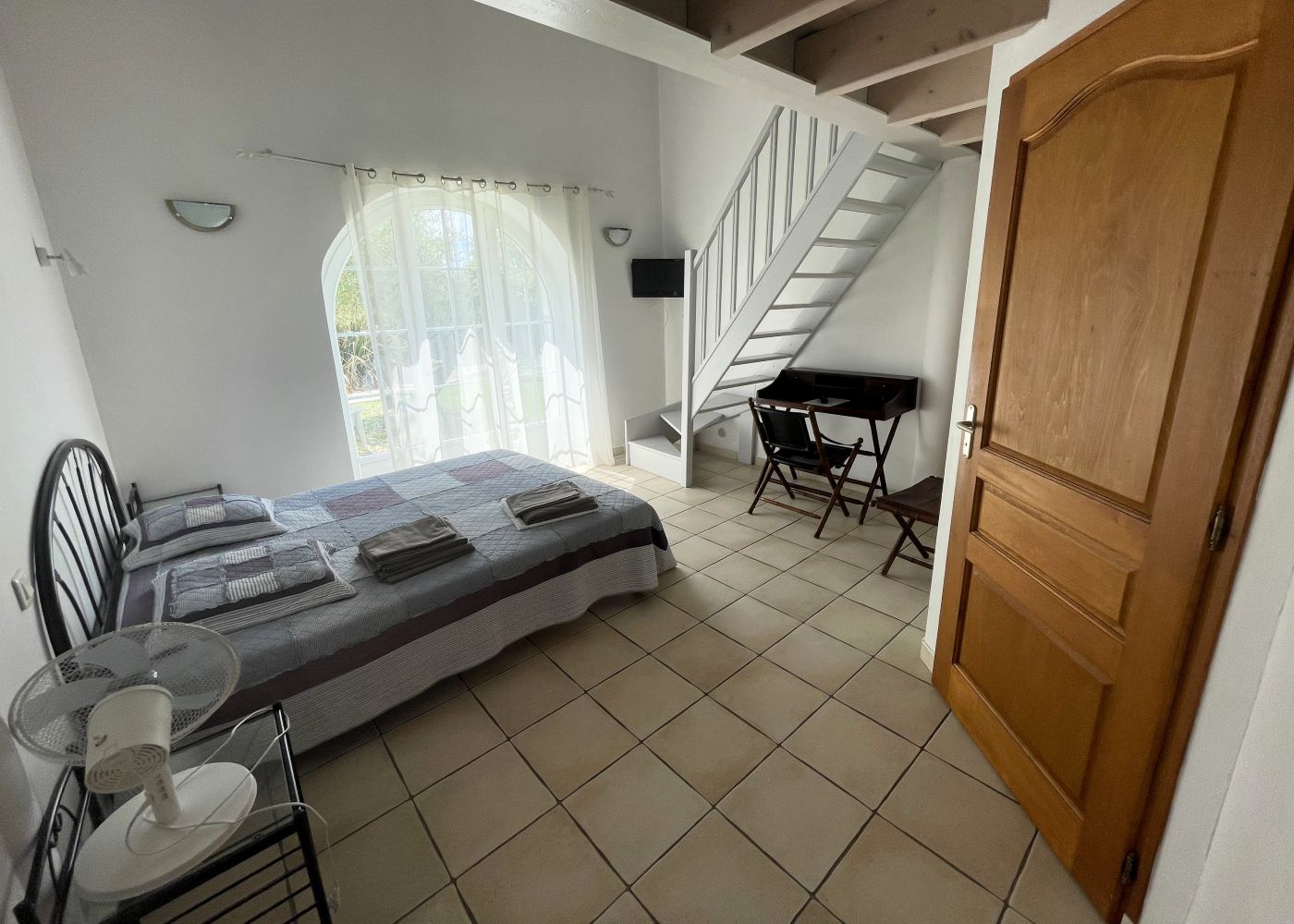 Chambre 2 en rez-de-jardin avec mezzanine