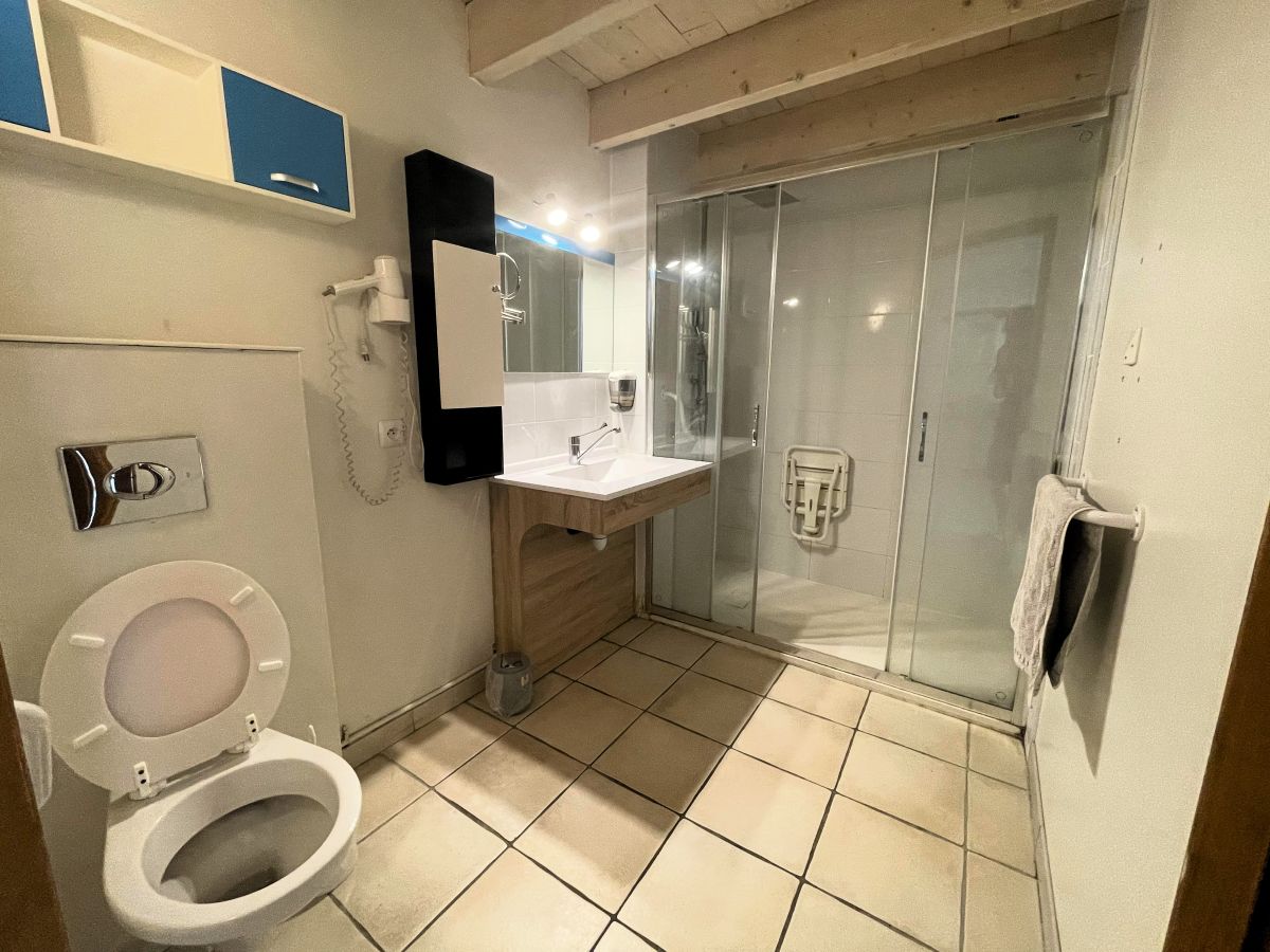 Salle de bain adaptée de la chambre PMR