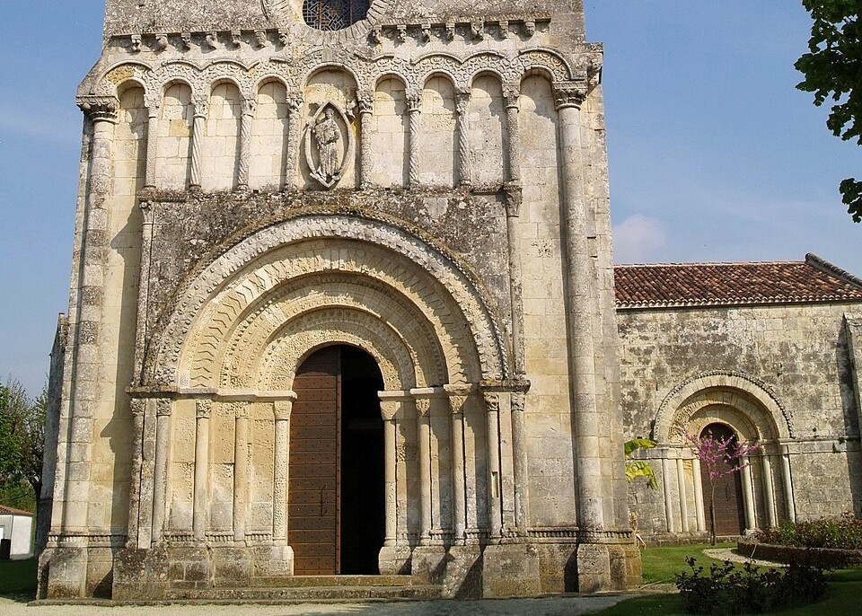 Église romane Saint-Pierre de Rioux, façade sculptée
