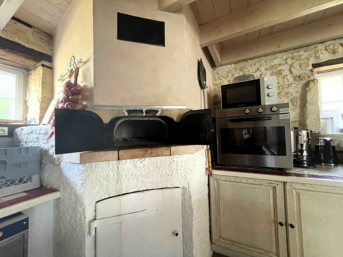 Four à pizza traditionnel au feu de bois dans la cuisine