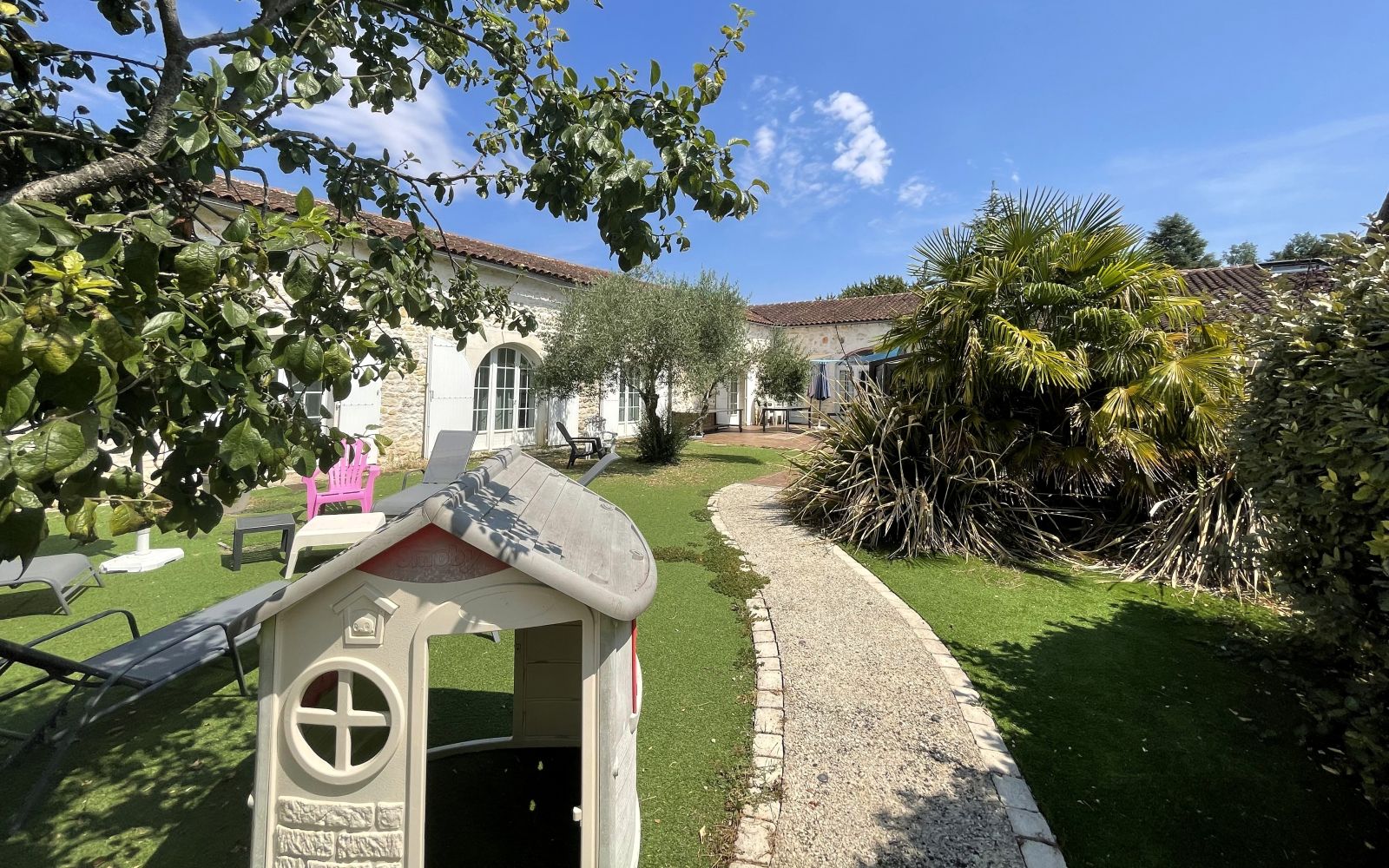 Jardin clos avec terrasse et barbecue