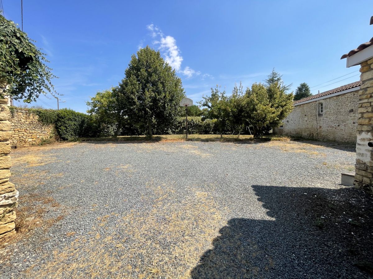 Entrée et parking
