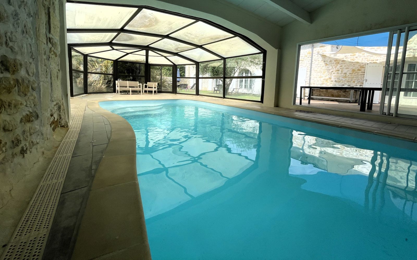 Espace piscine intérieure chauffée avec spa et hammam