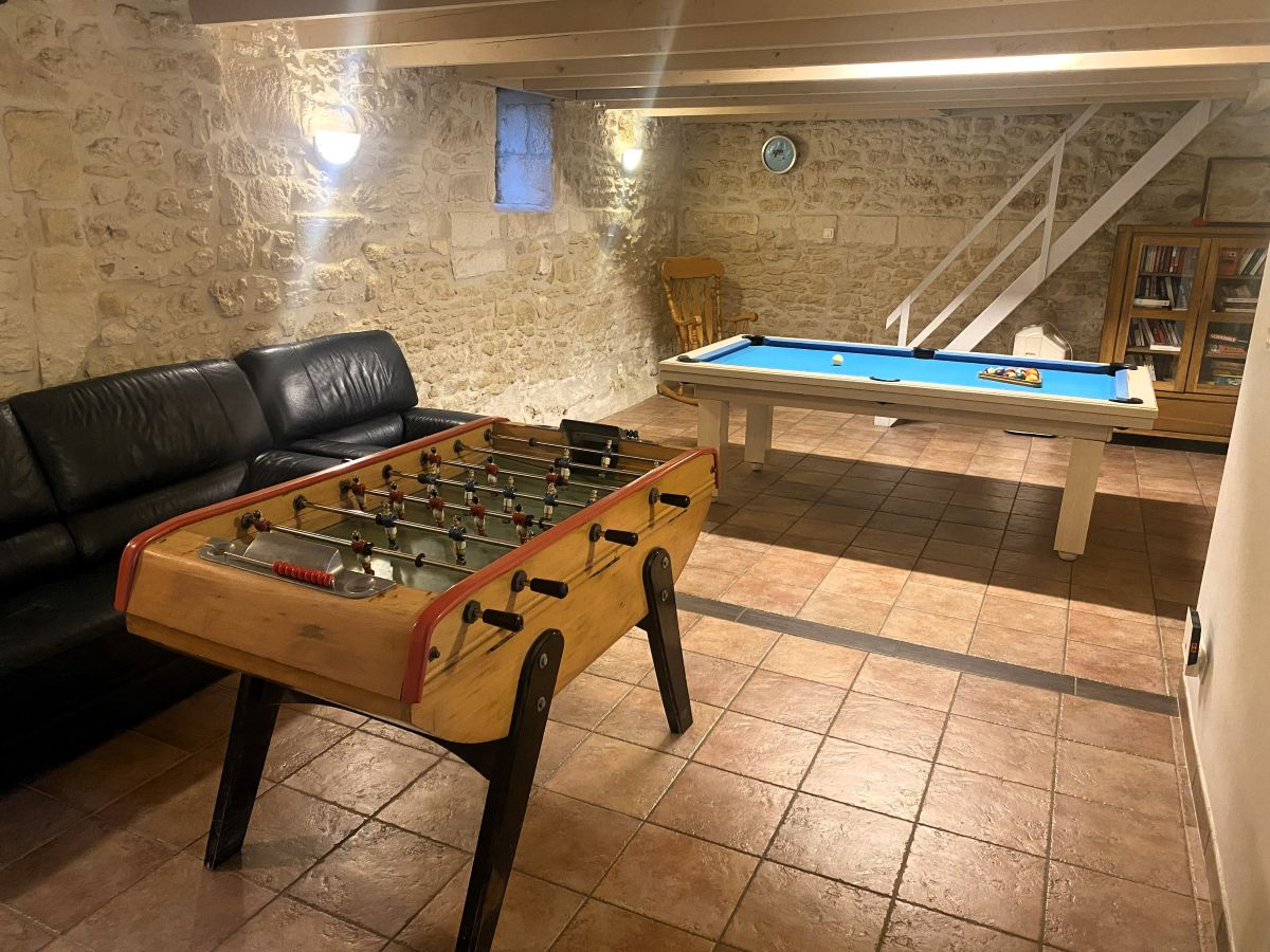 Salle de jeux avec billard et babyfoot