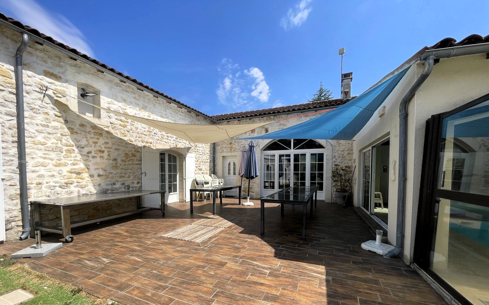Terrasse extérieure et grandes tables